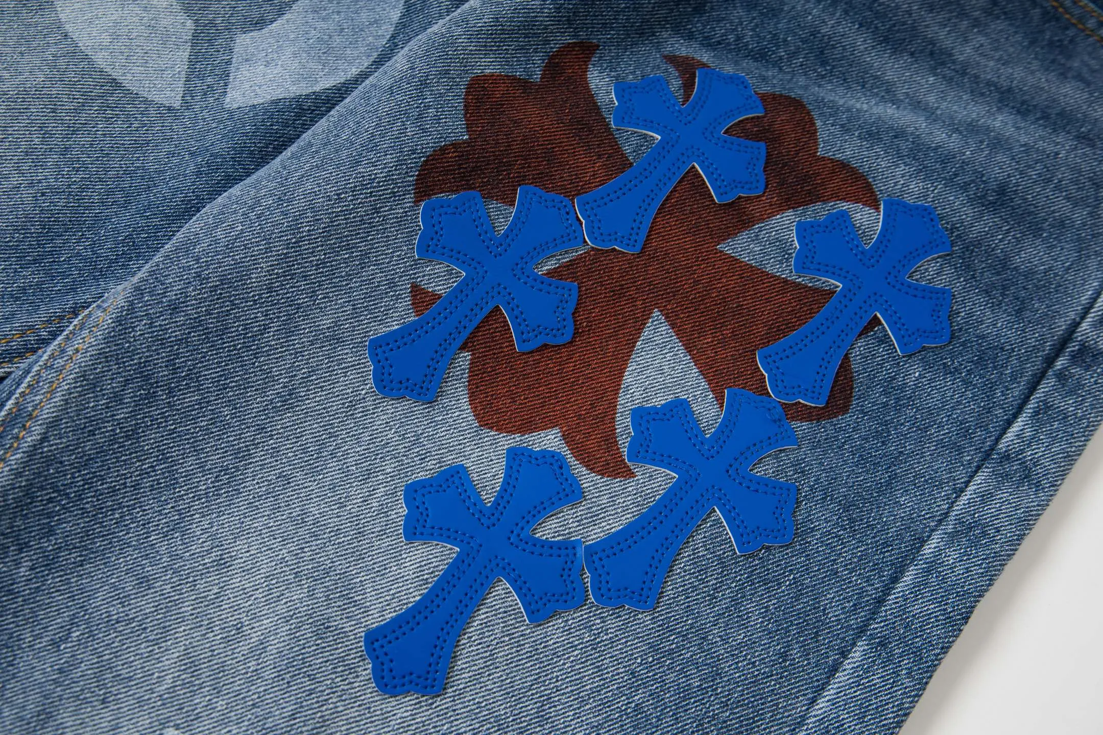 P260 Chrome Hearts washed graffiti blue cross couple jeans are a hot trend this season and are sought after by countless celebrities and fashionistas. The neat details of the cutting process add color to the playful fashion! The neat and meticulous design, and the well-fitting structure is unique. The upper body not only has outstanding recognition, but also looks younger and younger. A style with the ultimate wearing meaning and performance, gorgeous color matching, and the craftsmanship of this style is also extremely extraordinary. After the finished product is washed, it is disassembled and hand-made with sheepskin cross leather and then spliced ​​together to complete. The whole piece has too many craftsmanship to describe. It is decorated with patchwork cross flowers and high-waisted washed jeans! ! Absolutely high-end luxury product, a god-level single product, a super popular product, made by top heavy industry, a magic weapon that cannot be missed to hit the streets. Style number: 1834# Size: 28 30 32 34 Color: blue